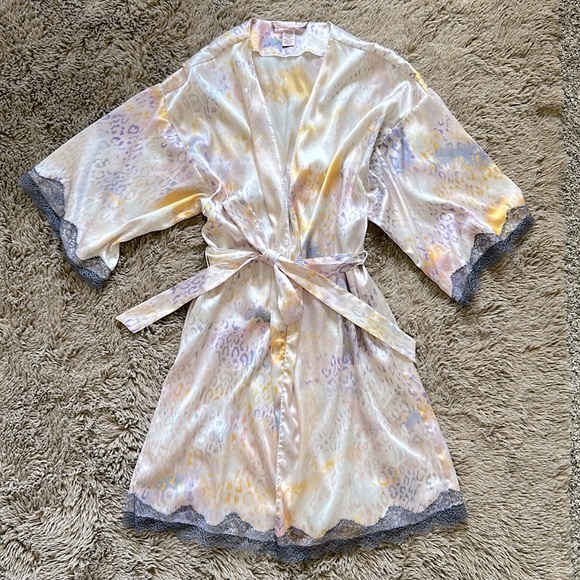 VS Silky Robe - Picture 1 of 9